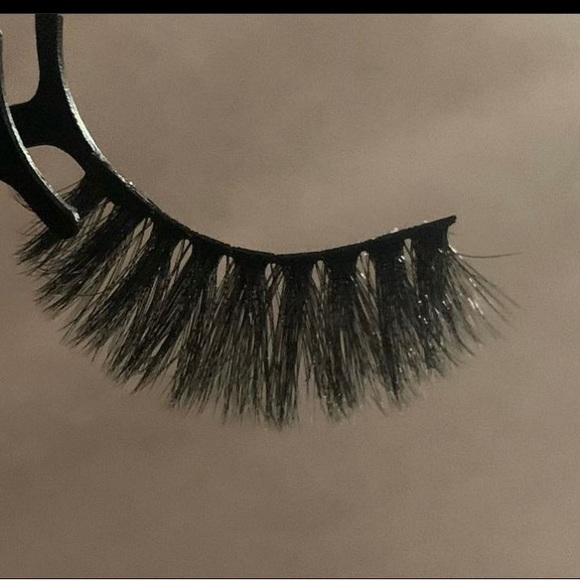 Lashes - Picture 7 of 8